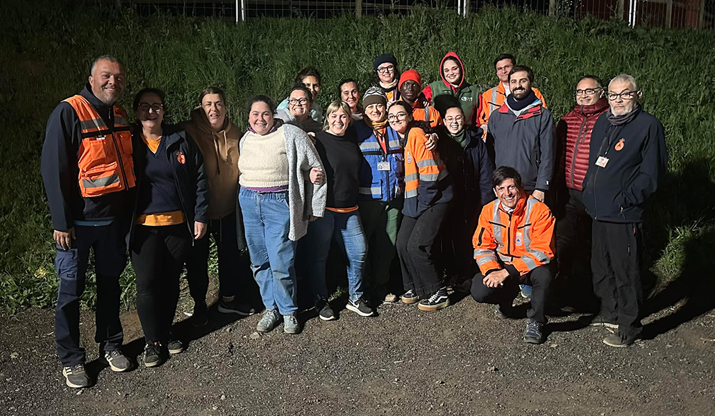 Darwin (agachado) y detrás de él Gabriel y José Manuel junto a voluntarios de Protección Civil y de la ONG Quorum