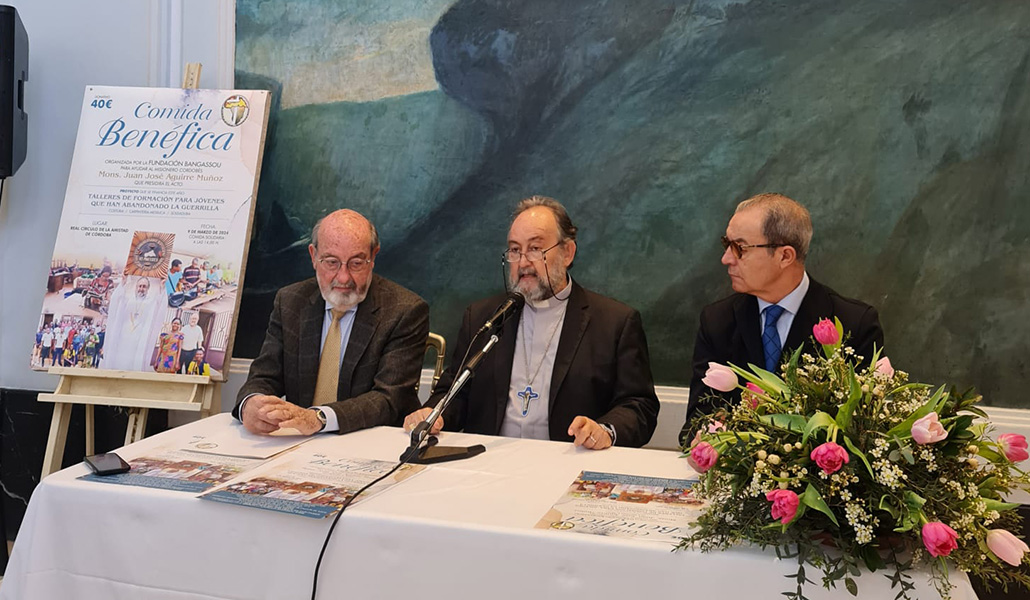 Aguirre (centro) presenta en Córdoba la comida benéfica de la Fundación Bangassou el próximo 9 de marzo. Foto: Fundación Bangassou.
