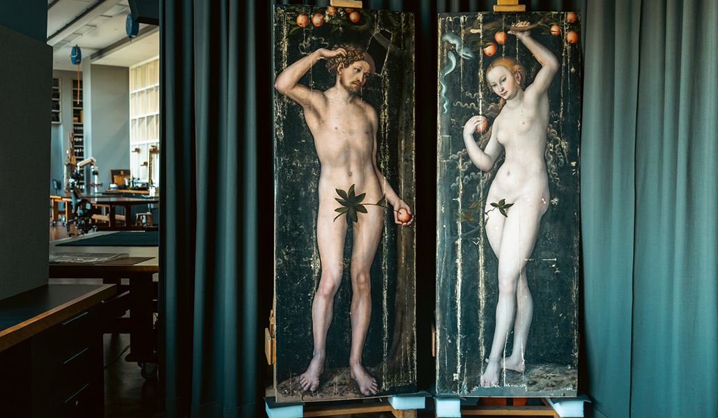 'Adán' y 'Eva' de Lucas Cranach en el estudio de conservación del Getty Museum. © J. Paul Getty Trust