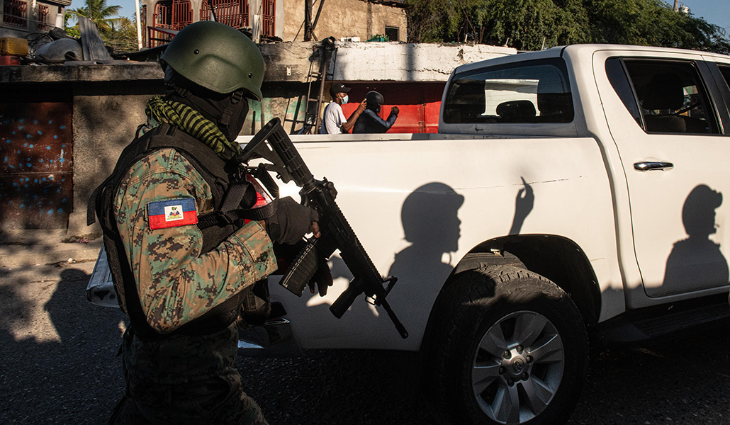 Integrantes de la Policía y el Ejército vigilan este lunes el aeropuerto internacional Toussaint Louverture en Puerto Principe (Haití)