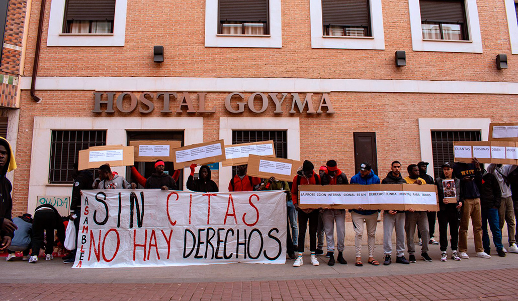 Amigos y compañeros de Shad Karim protestando frente al albergue donde se alojaba