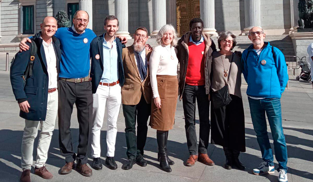 Militantes del partido Por un Mundo Más Justo a las puertas del Congreso de los Diputados