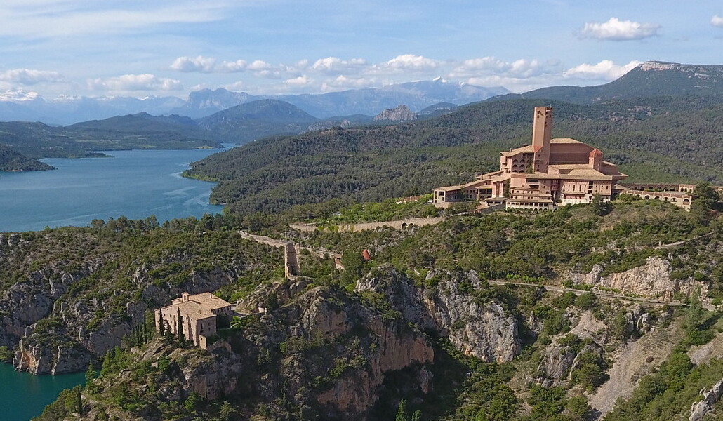 Vista aérea de la antigua ermita (izquierda) Torreciudad y el nuevo templo (derecha). Foto: Opus Dei.