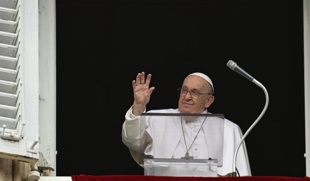 El Papa Francisco saluda desde la ventana del Palacio Apostólico, donde ha pedido una tregua en Gaza