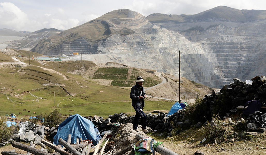 Miembros de comunidades indígenas acampan en la propiedad de la mina de cobre Las Bambas, en Las Bambas, Perú