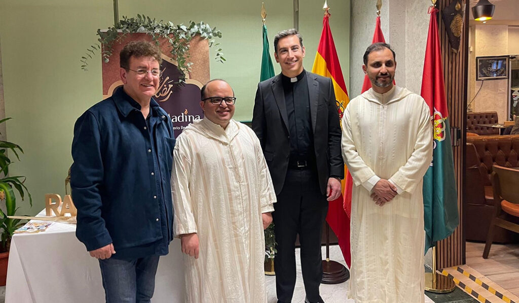 José Carlos Isla, de sacerdote, junto a la comunidad musulmana de Granada el 15 de marzo