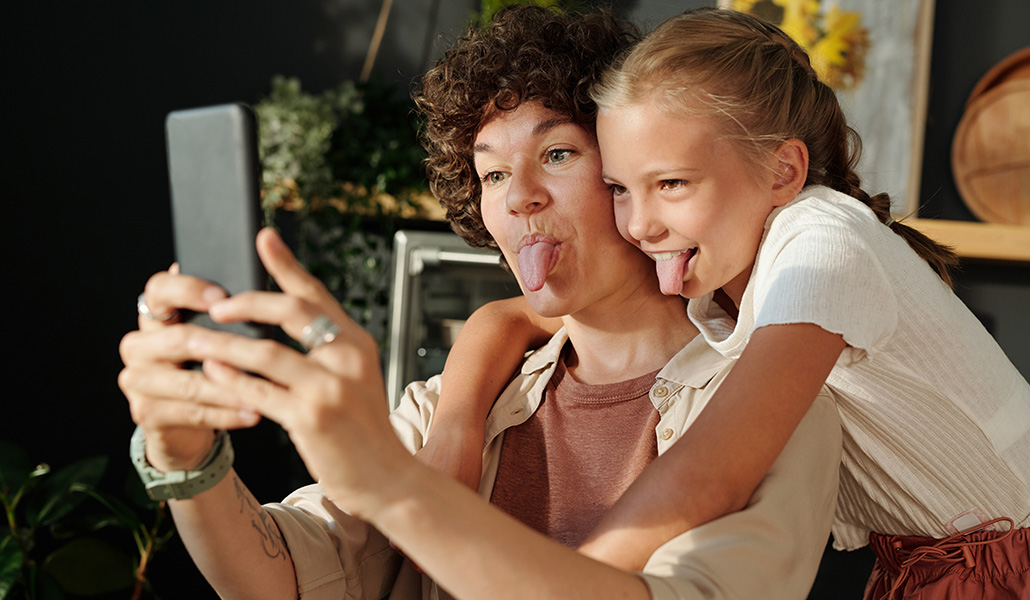 La exposición precoz a las redes sociales es un factor de riesgo para que los adolescentes expongan su intimidad sin conciencia