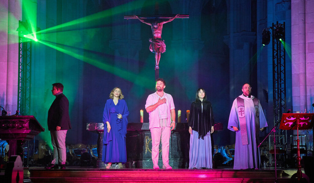 Un momento de los actores interpretando las canciones