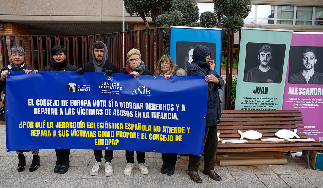 Víctimas de abusos ante la sede de la CEE
