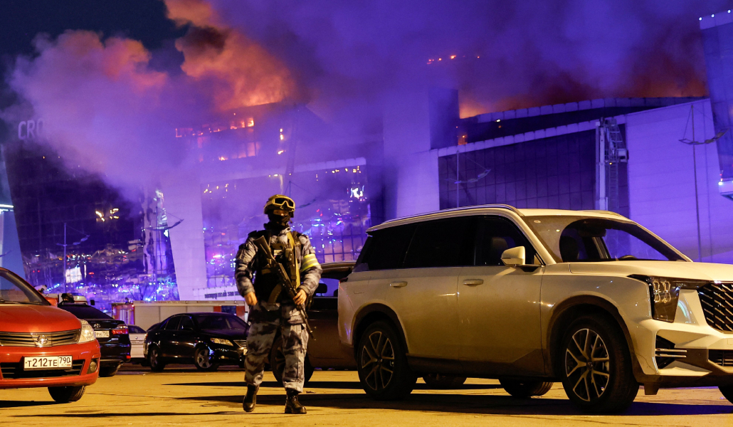 Un militar ruso frente a la sala de conciertos de Krasnogorsk el 22 de marzo