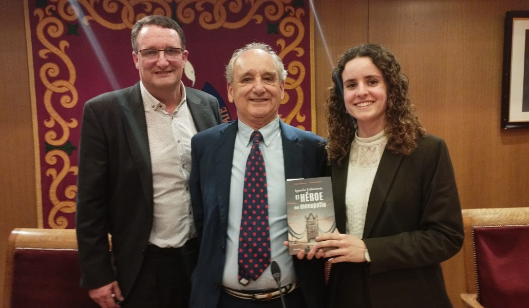 Javier Segura, Joaquín Echeverría y Julia Moreno, con un ejemplar de 'El héroe del monopatín'