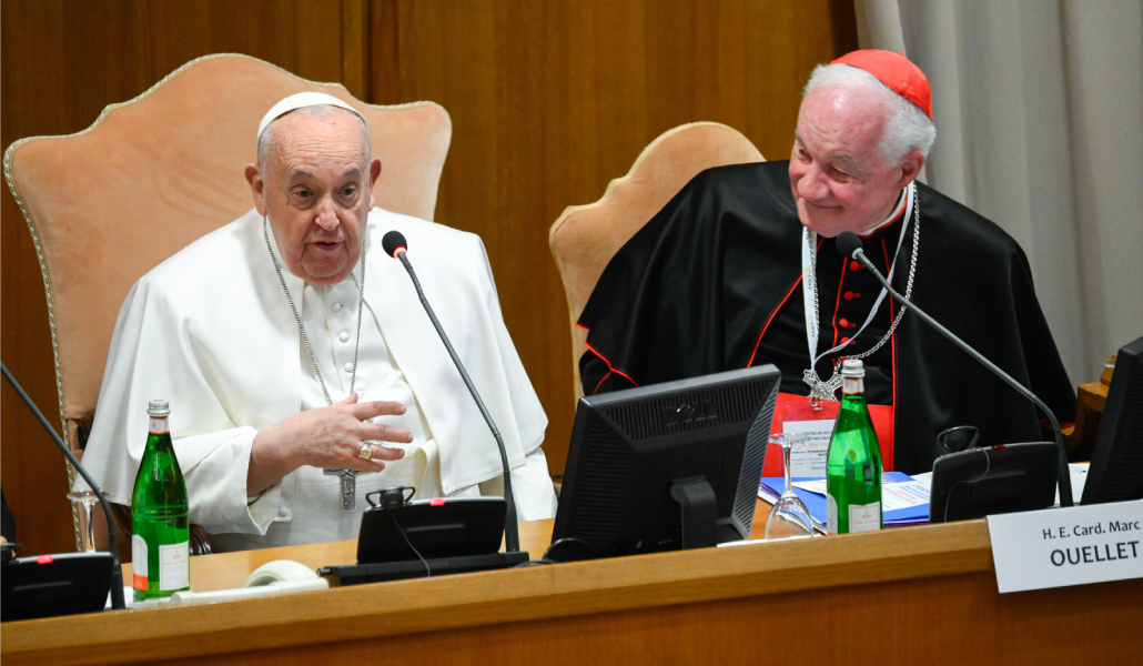 El Papa Francisco junto al cardenal Marc Oullet en el Aula Nueva del Sínodo