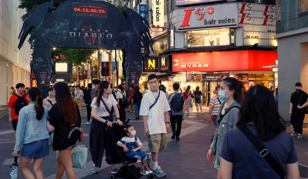 Taiwaneses en el distrito comercial de Taipei