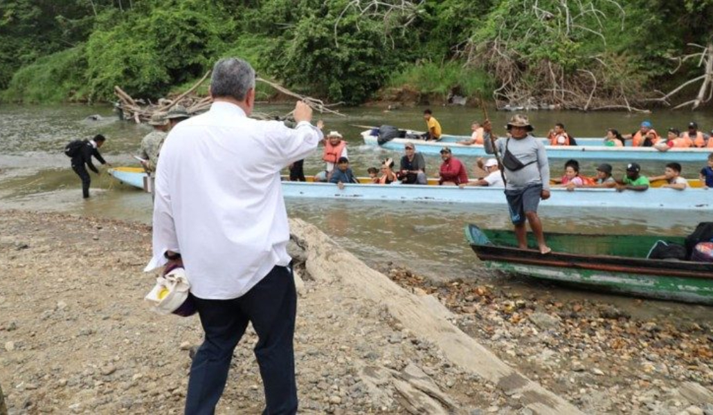 José Domingo Ulloa visitando el Tapón del Darién