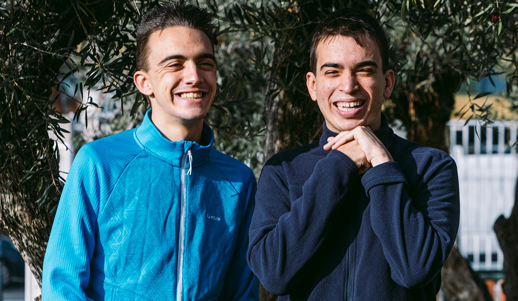 Dos chicos con autismo usuarios de una de las entidades socias de Autismo España