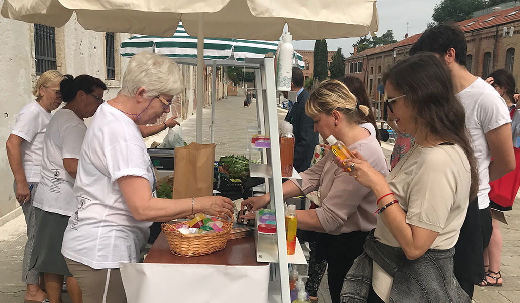 Las reclusas venden a turistas y venecianos los productos que recogen del huerto en un puesto en la calle