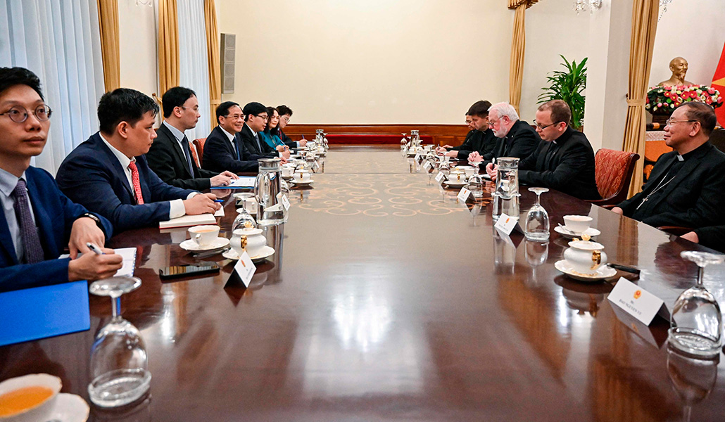 El ministro de Relaciones Exteriores de Vietnam, Bui Thanh Son se reúne con el secretario del Vaticano para las Relaciones con los Estados, el arzobispo Paul Gallagher en el Ministerio de Relaciones Exteriores en Hanoi, el 9 de abril de 2024