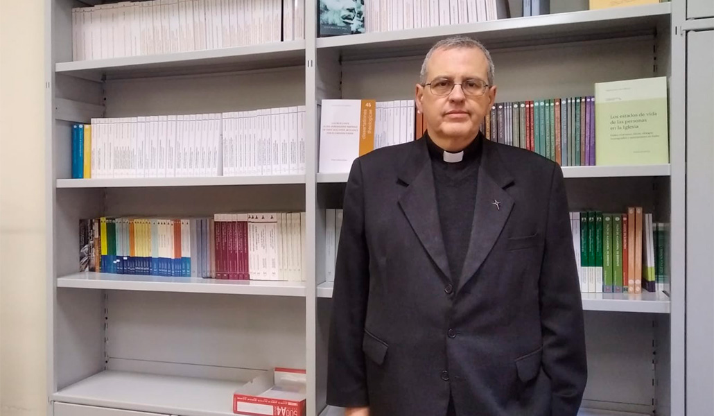 El director de Publicaciones de la Universidad San Dámaso, Luis Sánchez Navarro