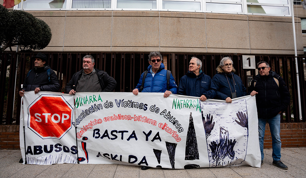 Representantes de la Asociación de Víctimas de abusos frente a la sede de la Conferencia Episcopal el pasado 4 de marzo