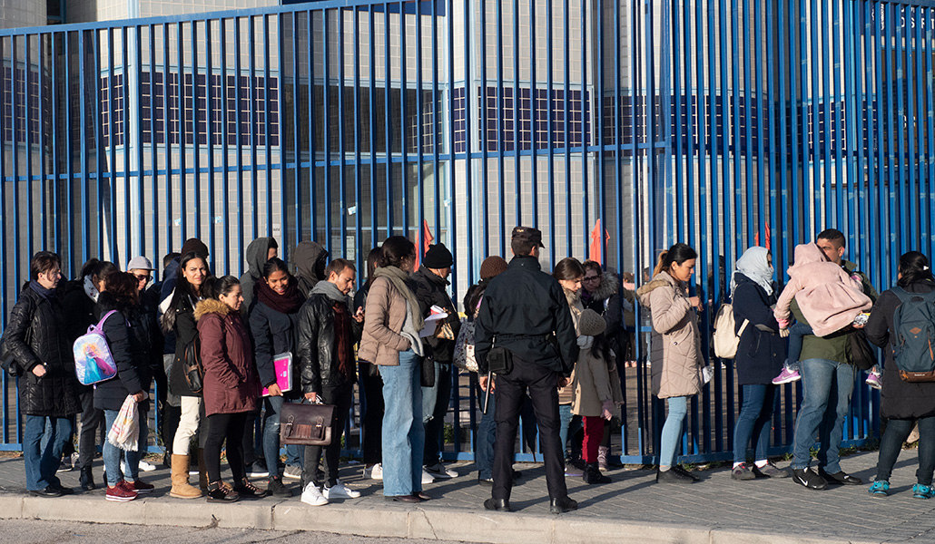 Migrantes hacen cola en una Brigada Provincial de Extranjería y Fronteras