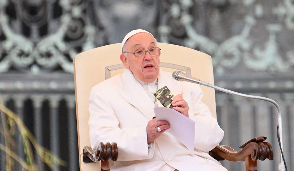 El Papa Francisco con un Nuevo Testamento de un soldado fallecido en Ucrania, durante la audiencia general