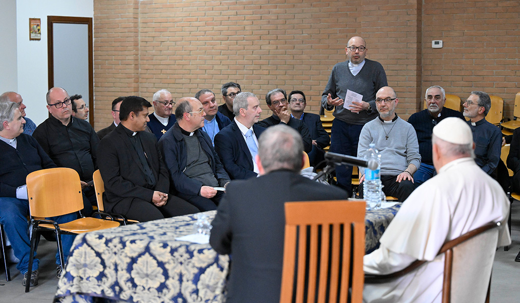 El Papa Francisco con sacerdotes en la iglesia de San Enrique, en el barrio romano de Casal Monastero