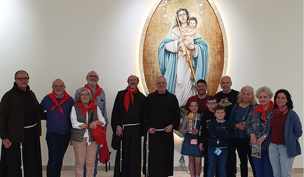 Un grupo de peregrinos ante el icono de la Inmaculada Concepción en el santuario de Beit Sahour, Belén