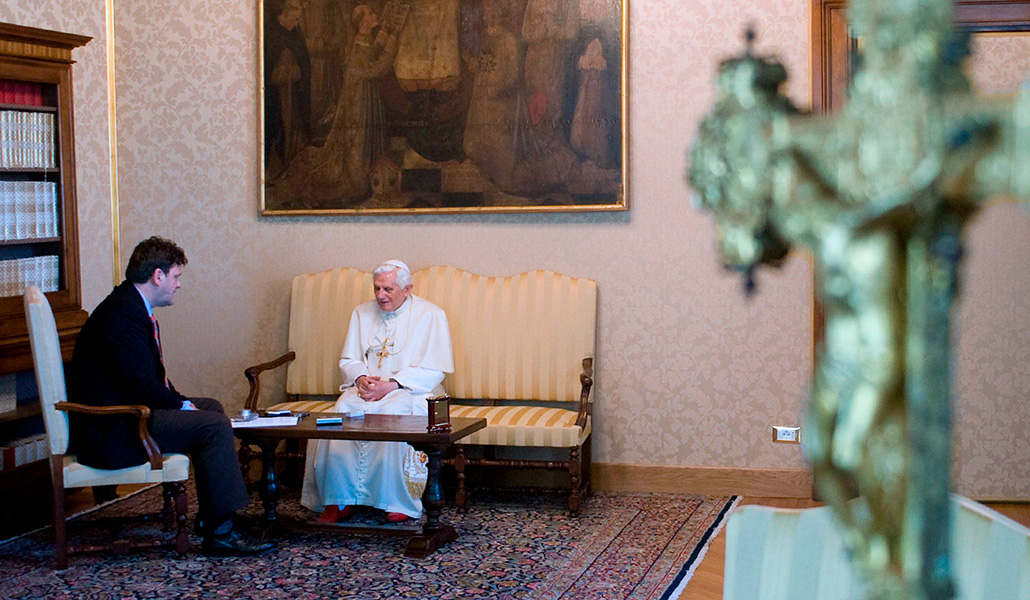 El periodista Peter Seewald junto al Papa Benedicto XVI en 2010