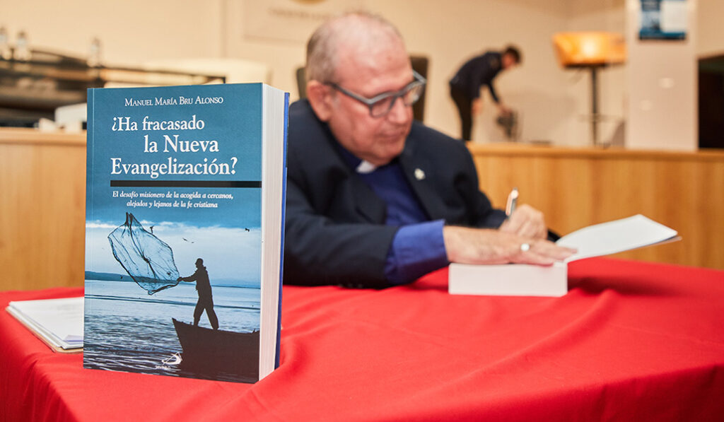 Manuel Bru firmando su libro