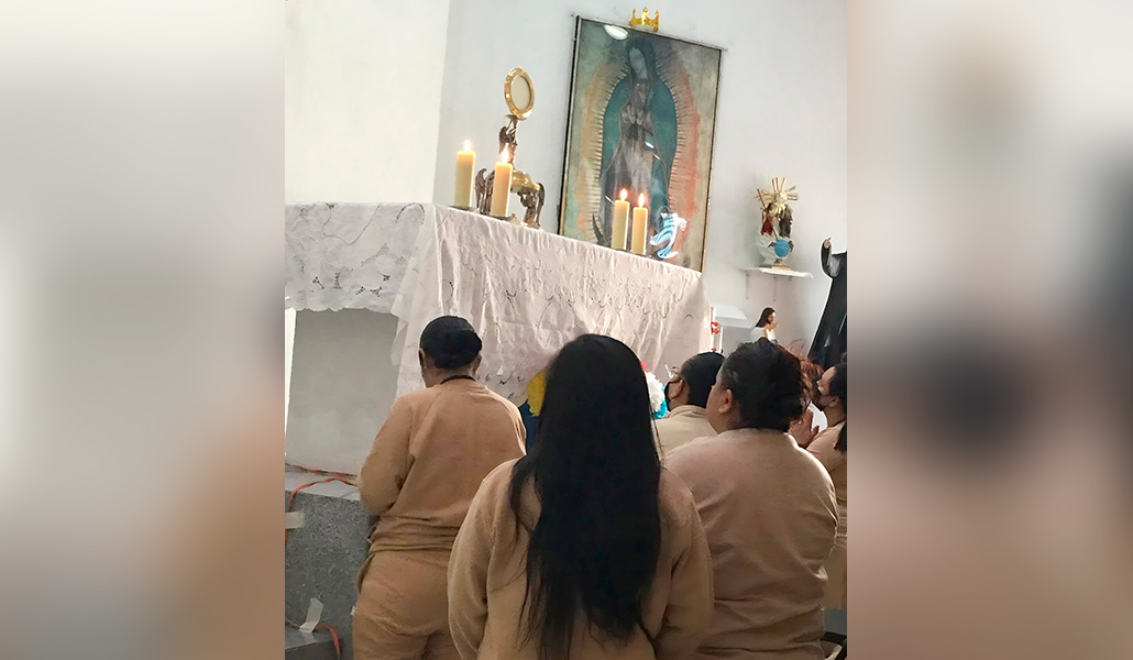 Internas de la cárcel Santa Martha Acatitla frente al Santísimo en uno de los retiros de Emaús