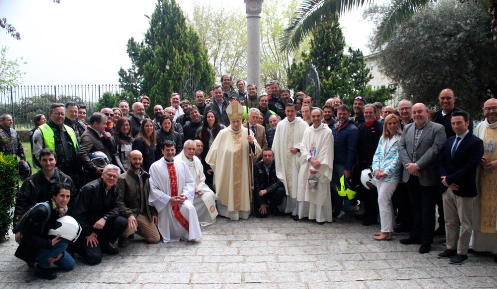 El cardenal Rouco posa junto a los motoristas que han participado en el encuentro