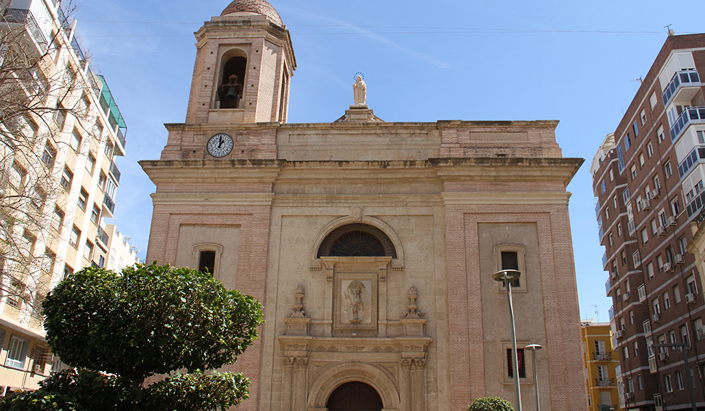Fachada principal con una imagen de la Inmaculada