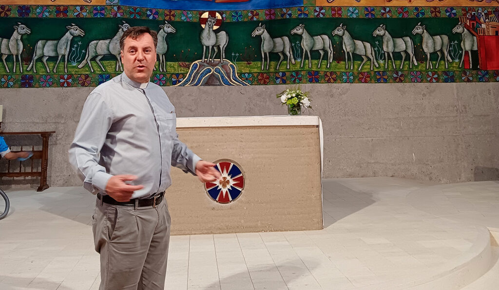 David Benítez, el párroco, explica la composición del altar, en tierra compactada de Majadahonda, y la losa, de piedra