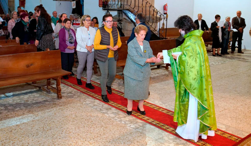El sacerdote reparte la comunión durante una eucaristía