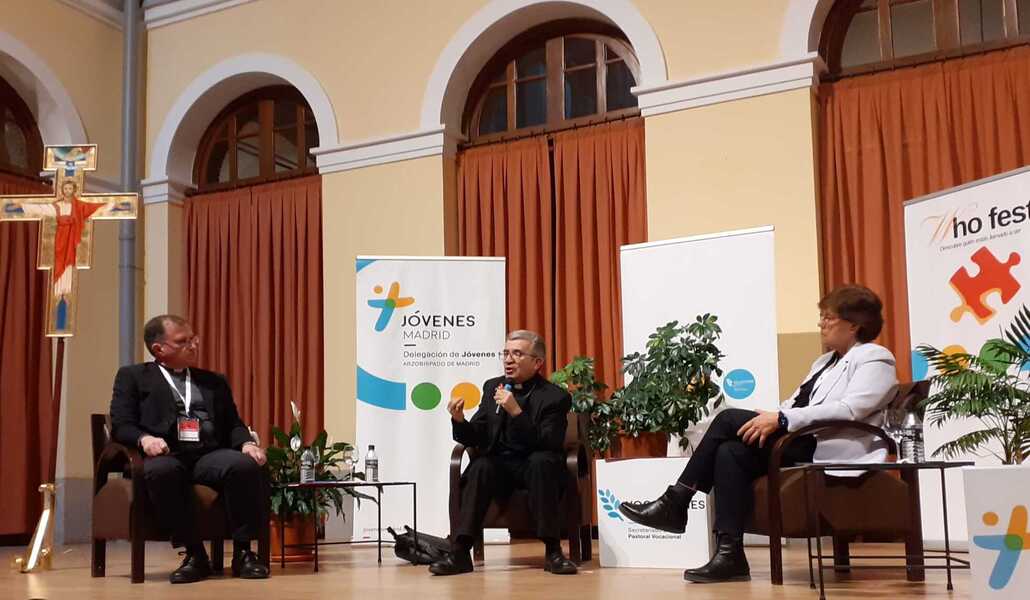 El presidente de la CEE con Antonio Sencilla y Laura Moreno, responsables de vocaciones y jóvenes de la archidiócesis madrileña
