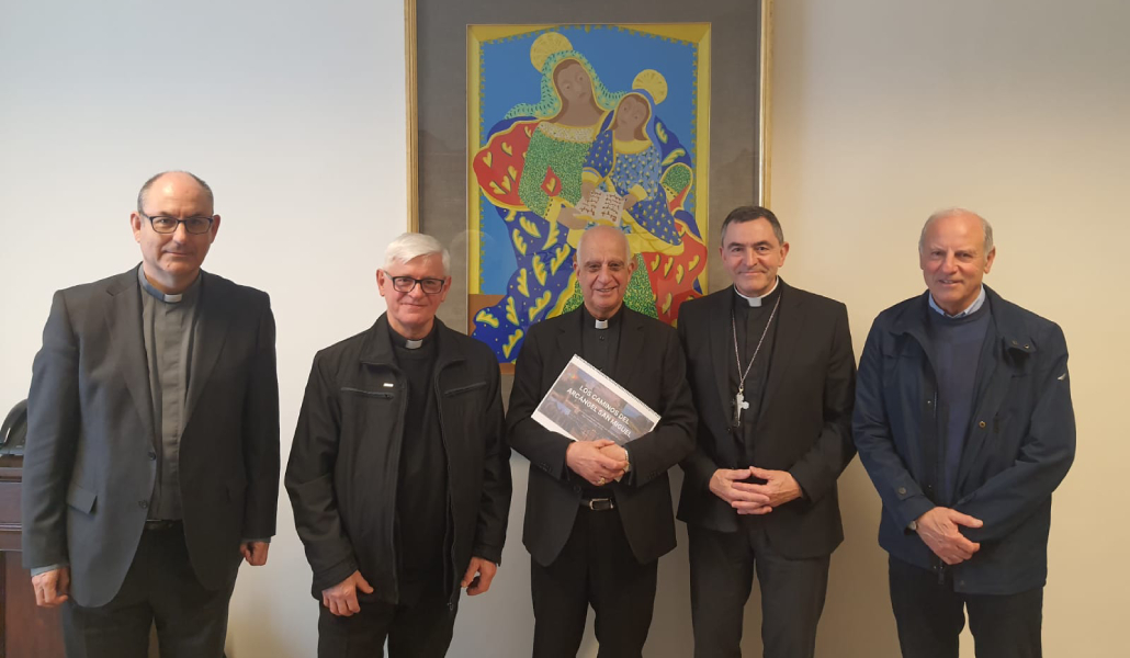 Los organizadores de Los Caminos del Arcángel San Miguel, en el centro, el arzobispo Rino Fisichella