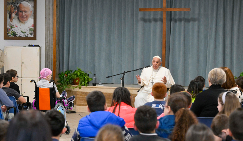 El Papa Francisco con los niños de la parroquia San Juan María Vianney, en Roma