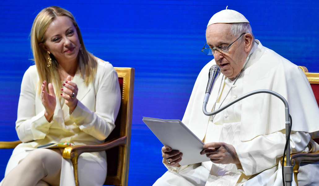 Giorgia Meloni con el Papa en 2023