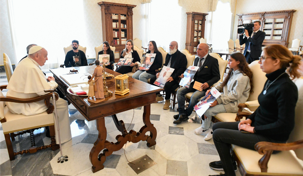 El Papa Francisco con familiares de los israelíes secuestrados por Hamás