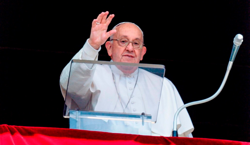 El Papa saluda a los fieles y peregrinos en la plaza de San Pedro