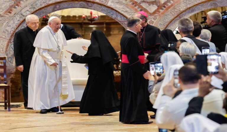 Una religiosa corre para saludar al Papa en la basílica de San Zenón en Verona