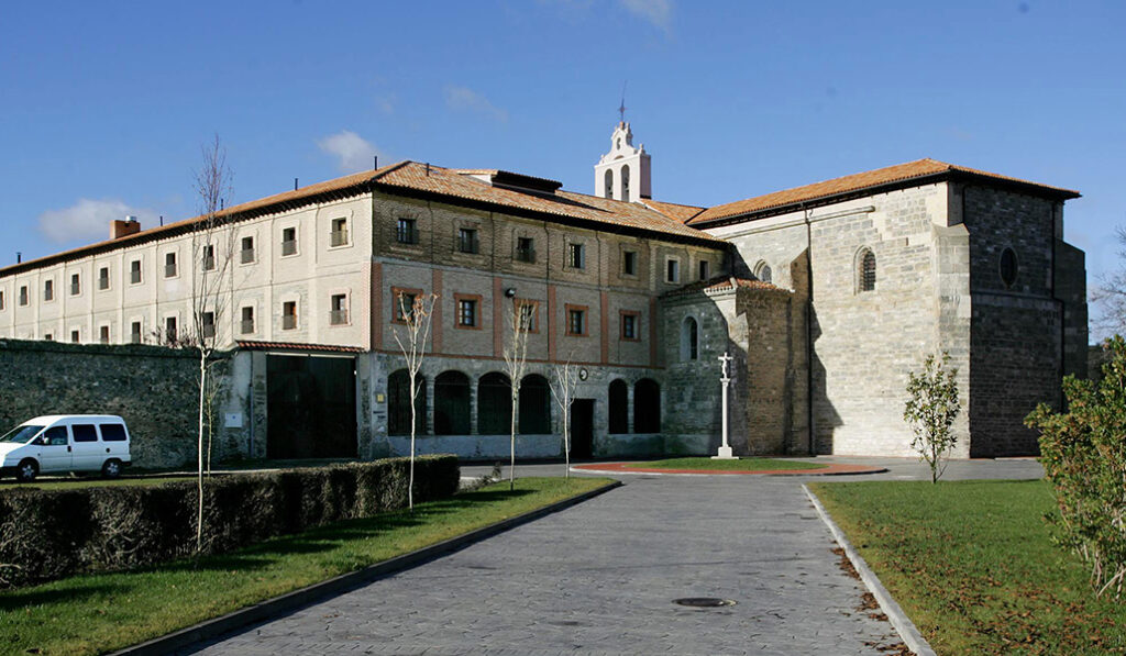 Fachada exterior del monasterio en Belorado