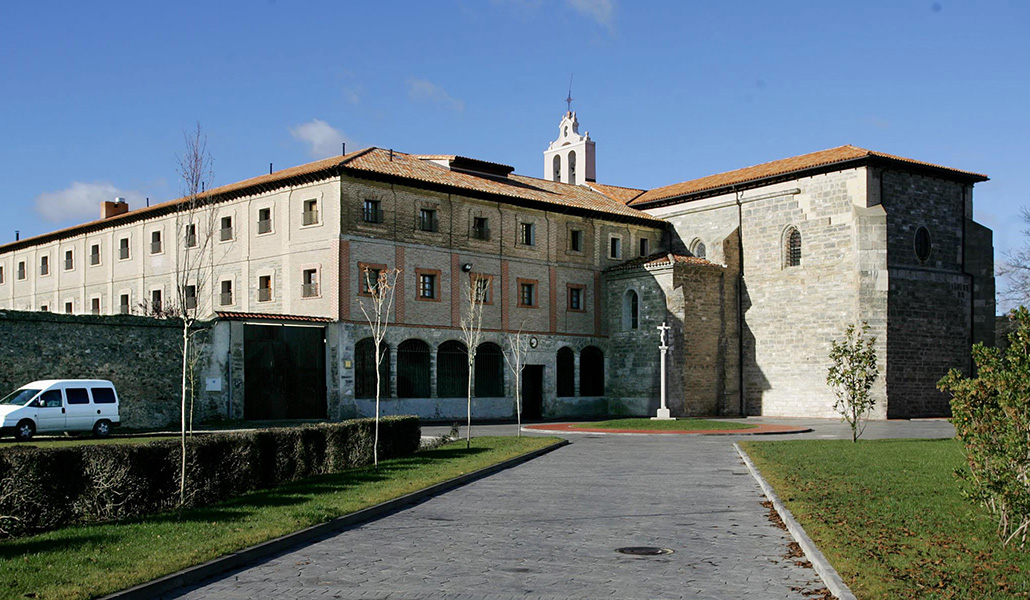 Fachada exterior del monasterio en Belorado