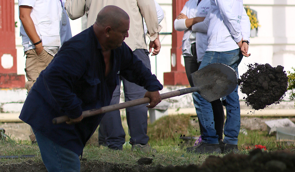 Miembros de la UBPD realizan labores de búsqueda en un cementerio católico