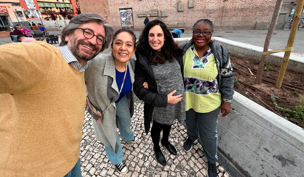 Miembros de Educadores de la Calle en la madrileña plaza de Arturo Barea