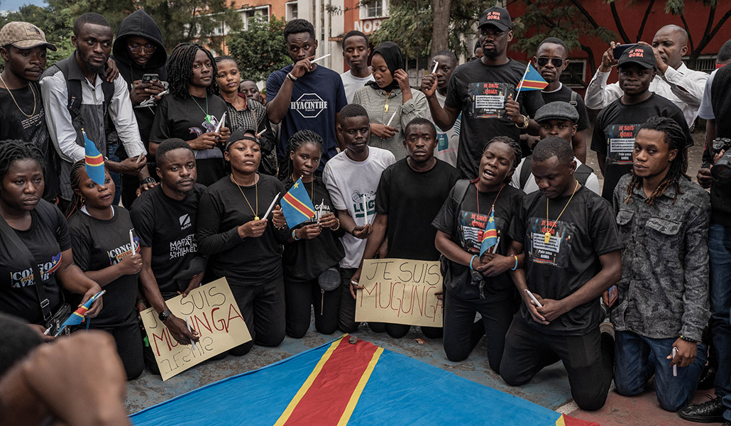 Jóvenes del Congo se manifiestan denunciando el ataque a un campo de desplazados en Mugungan