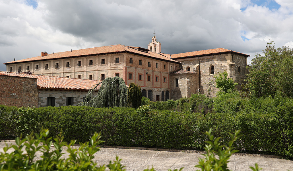 Fachada exterior del monasterio en Belorado