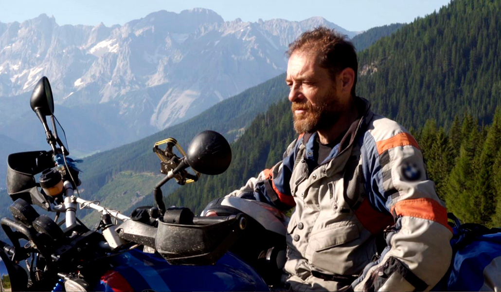 Miguel Silvestre con su moto en Los Alpes