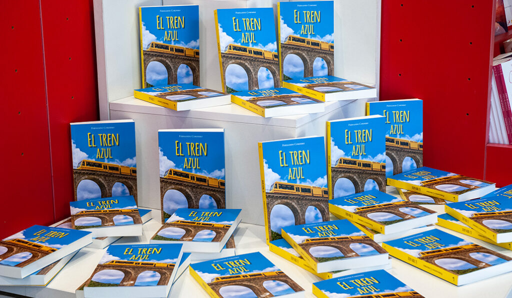 Expositor con ejemplares de 'El tren azul'