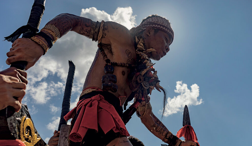 Sebastiano Rossitto inmortaliza a un dacayo en el Borneo indonesiano que lleva con orgullo su vestimenta tradicional